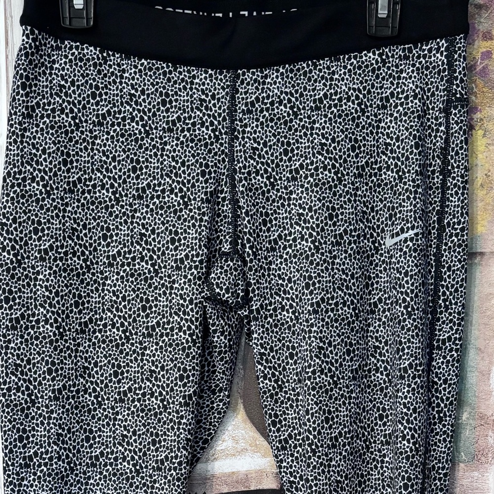 NIKE Dri-Fit Relay Capri Leggings Black White Dot Leopard Print Size Lg - Picture 3 of 6